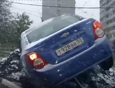 Δείτε πώς οδηγούν στη Ρωσία – Στιγμιότυπα που θα σας αφήσουν με «ανοικτό το στόμα» (βίντεο)